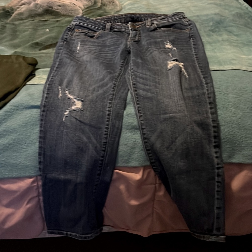 Jennifer Lopez distressed capri jeans